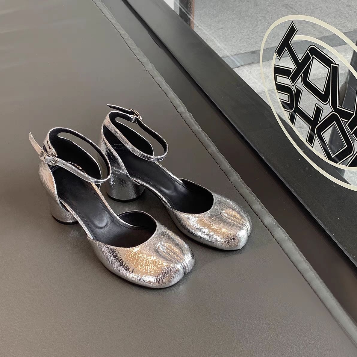 

Sheepskin version~ Leather silver bag head sandals women s summer wear thick heels split-toed pig s trotters high heels Mary Jane shoes 34
