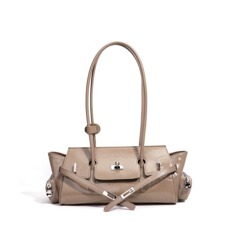 

The new locomotive bag is simple and large-capacity high-end bag, fashionable leather niche design shoulder bag. base length 38cm, width 13cm, height 15cm