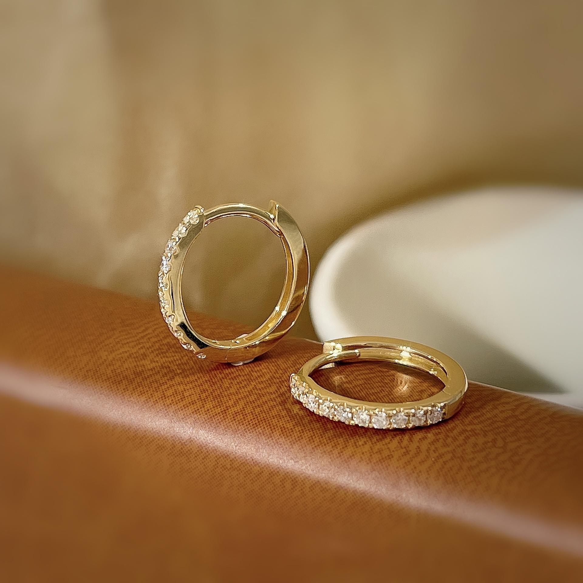 

Пара минималистичных и стильных маленьких, нишевых микро-инкрустированных клипс с ноткой элегантности и чувством высокой моды, отличающихся трендовым дизайном золотистый