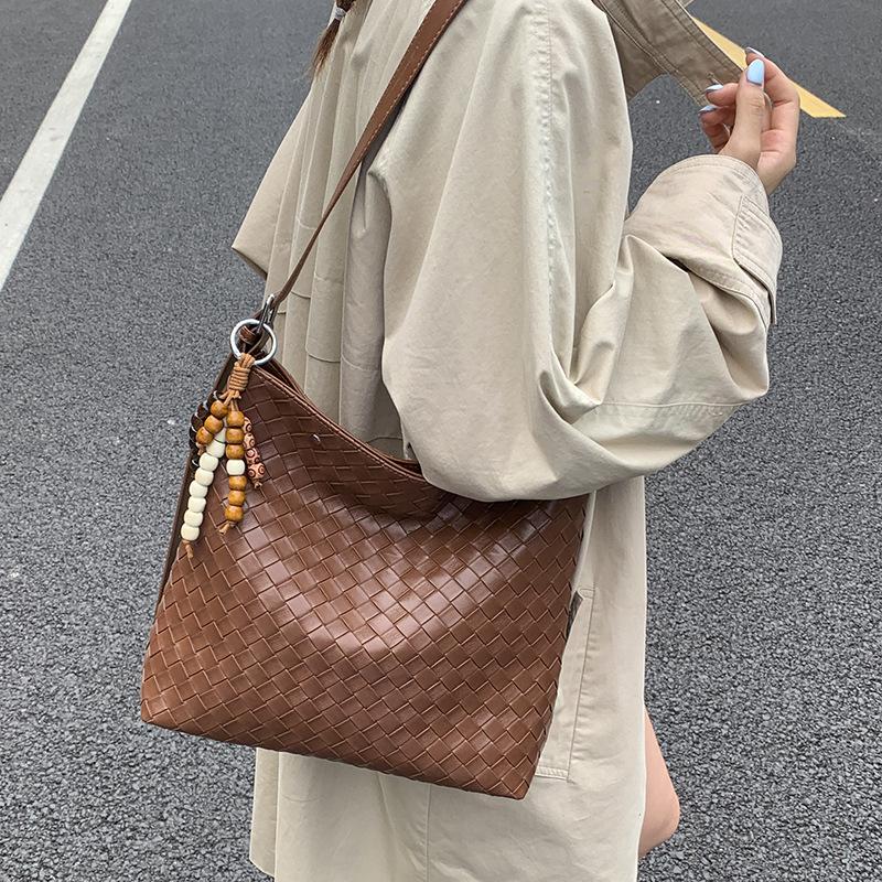 Large-capacity cross-body braided bucket bag for women 2025 pre-autumn new high-end commuter underarm bag tote bag