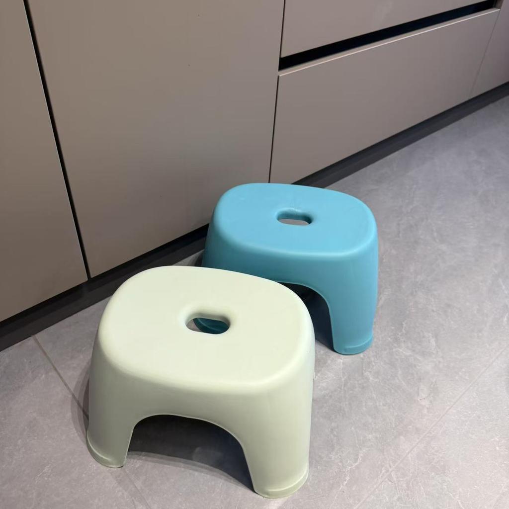 Sgabello basso robusto in plastica spessa per uso domestico, sgabello impilabile resistente per bambini, sgabello poggiapiedi per doccia da bagno, WC, cambio scarpe