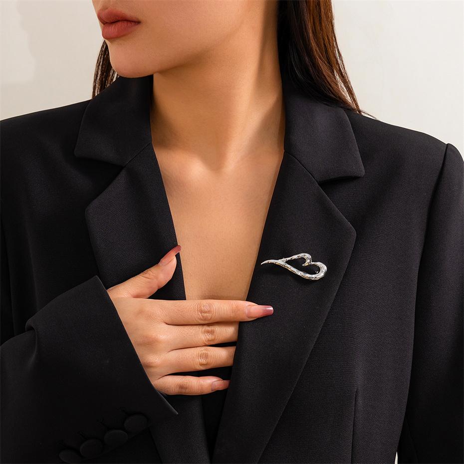 

Unique Design Irregular Water Drop Love Heart Brooches for Women Men Vintage Metal Suit Shirt Collar Lapel Pin Dress Accessories