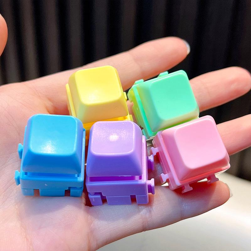 Unzip Mini Macaron Keychain: Creative Finger Press Decompression Keyboard Pendant Toy.