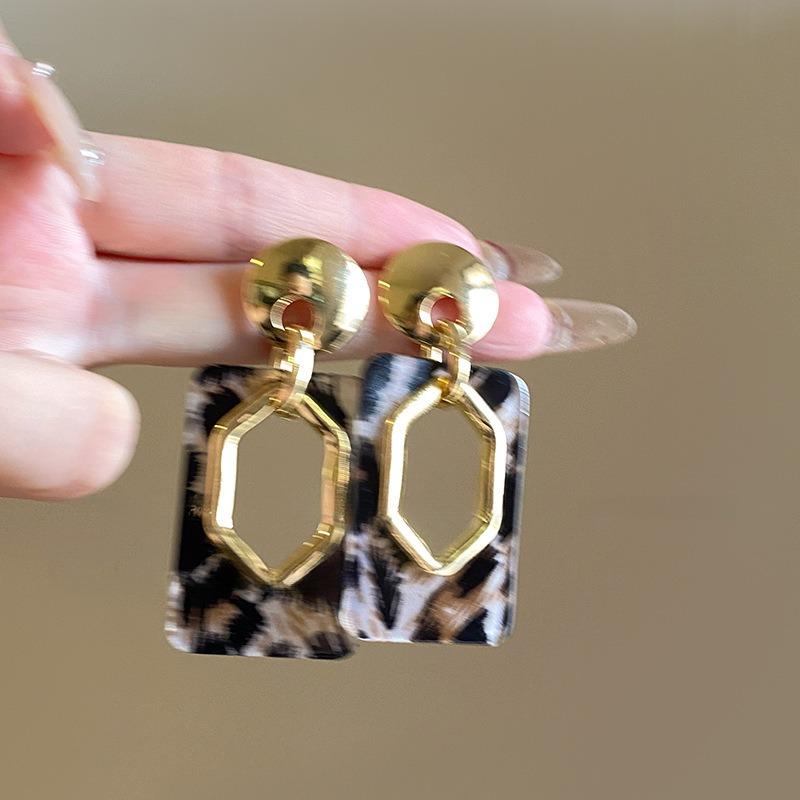 Orecchini a bottone geometrici rotondi con stampa leopardata in resina e pelle con ago d'argento moda autunno e inverno orecchini di nicchia di alta gamma da donna