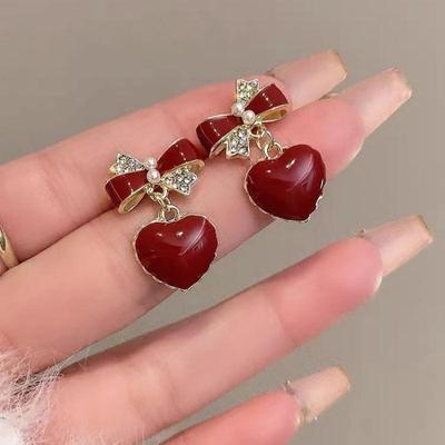 Weinrote Herzanhänger Damen Hängeohrringe Strass Bowknot Top Imitationsperle Koreanischer eleganter Party-Ohrschmuck