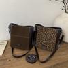 Neue modische Umhängetaschen Damen Freizeit-Schultertaschen Bequeme und vielseitige Textur Beuteltasche Weich matt Leopardendruck