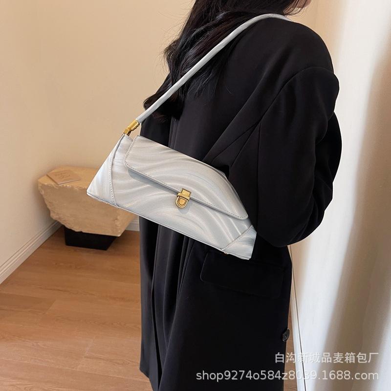 

Explosive colorful contrasting bag bag women s 2025 new trend This year s popular temperament armpit baguette bag серебряный