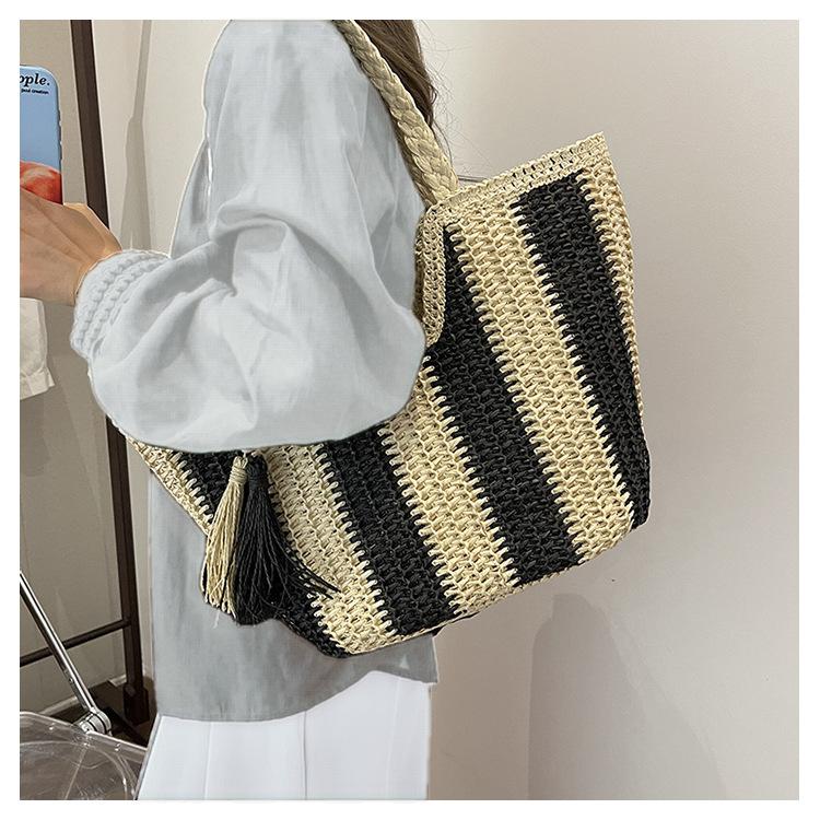 Handwoven bag women's new shoulder bag large capacity tote bag beach vacation straw bag