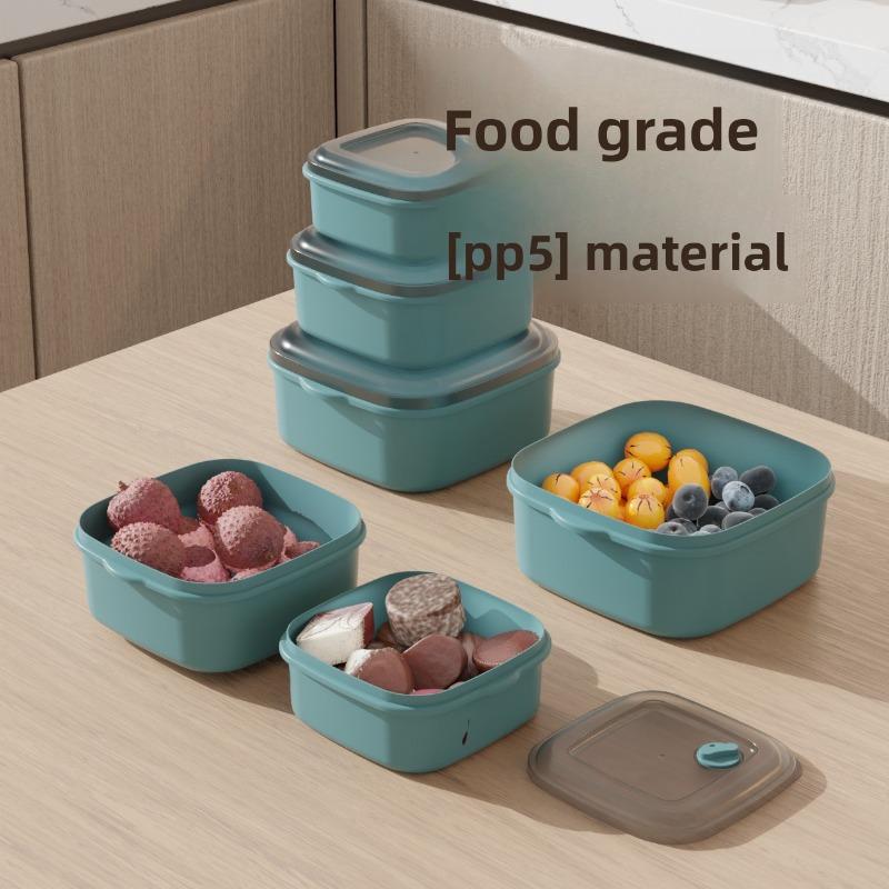 Leichte zweilagige Kunststoff-Lunchbox mit Fächern für Mahlzeiten von Schülern. Mikrowellengeeignet. Wird mit einem Behälter für Dippsauce geliefert.