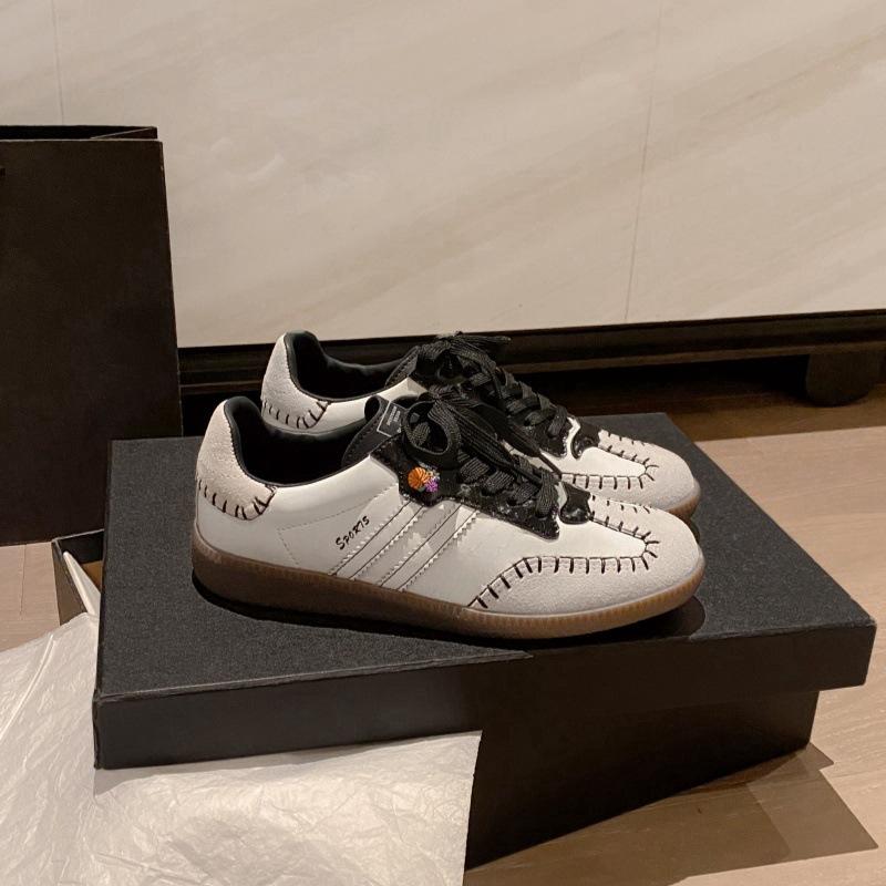 

Ограниченная секция кожаные немецкие тренировочные туфли женские 2025 новые ретро вышитые на плоской подошве повседневные спортивные низкие кеды для скейтборда обувь Форреста Гампа 40