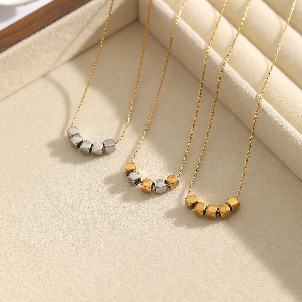 Retro Koreanischer & Japanischer Stil Gold Edelstahl Quadratischer Anhänger Halskette für Damen - Schlüsselbein Kette, Cool & Vielseitig