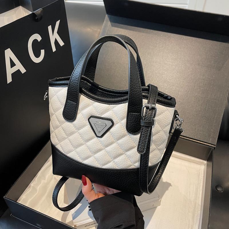 This Year, the Popular Bag Ladies 2025 New High-end Hand Bag Fashion Diamond Shoulder Messenger Bag Commuter Bag