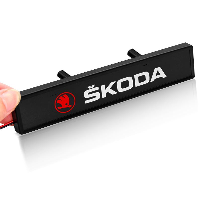 Naklejka z emblematem na przednią kratkę samochodu Emblemat na przednią kratkę samochodu Emblemat z oświetleniem LED Dla Skoda Octavia MK2 MK1 2 3 A5 A7 A8 Fabia Karoq Superb BD8
