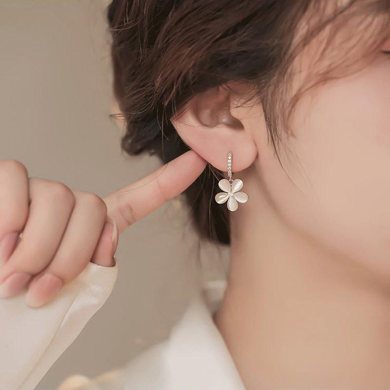 2023 Trendy Versatile Ear Cuffs with Cat's Eye Stone Flower Design – Elegant Korean Style Niche Earrings