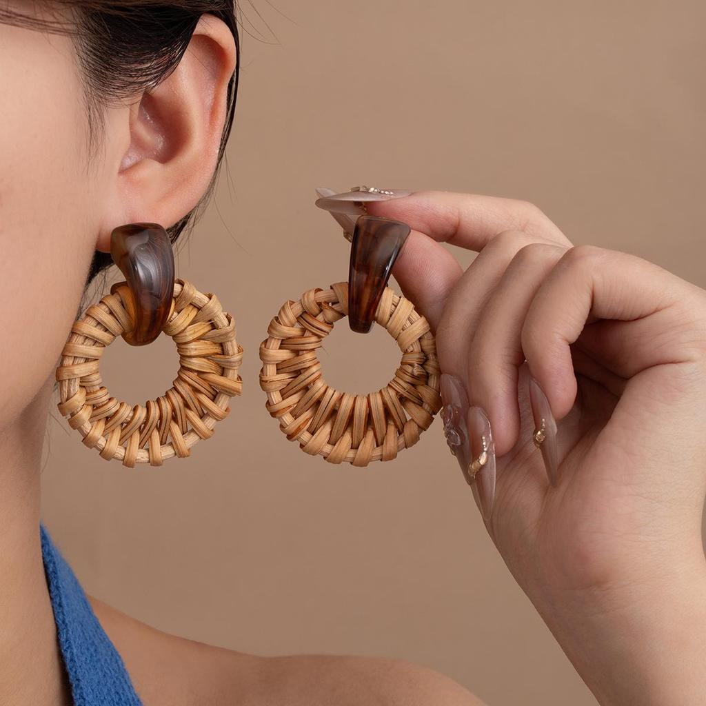 European Retro Geometric Raffia Earrings: Vacation-Style Wooden Hollow Long Accessories for Women