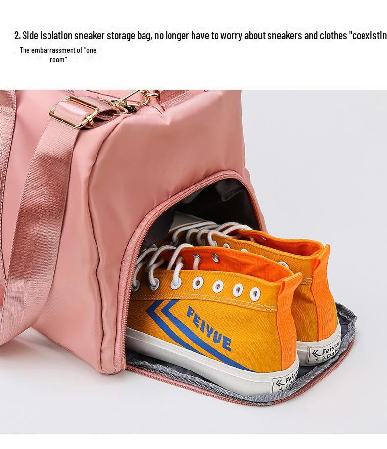 Geräumige Reisetasche mit Nass-/Trockenfach, ideal für Sport, Yoga und Kurztrips, mit aufgedrucktem Logo.