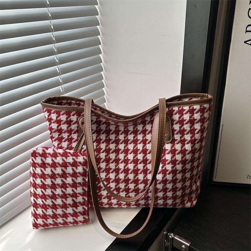 

Plaid canvas bag, women s high-end sense, large-capacity commuter tote bag, fashionable and versatile portable shoulder bag, underarm bag. червоний