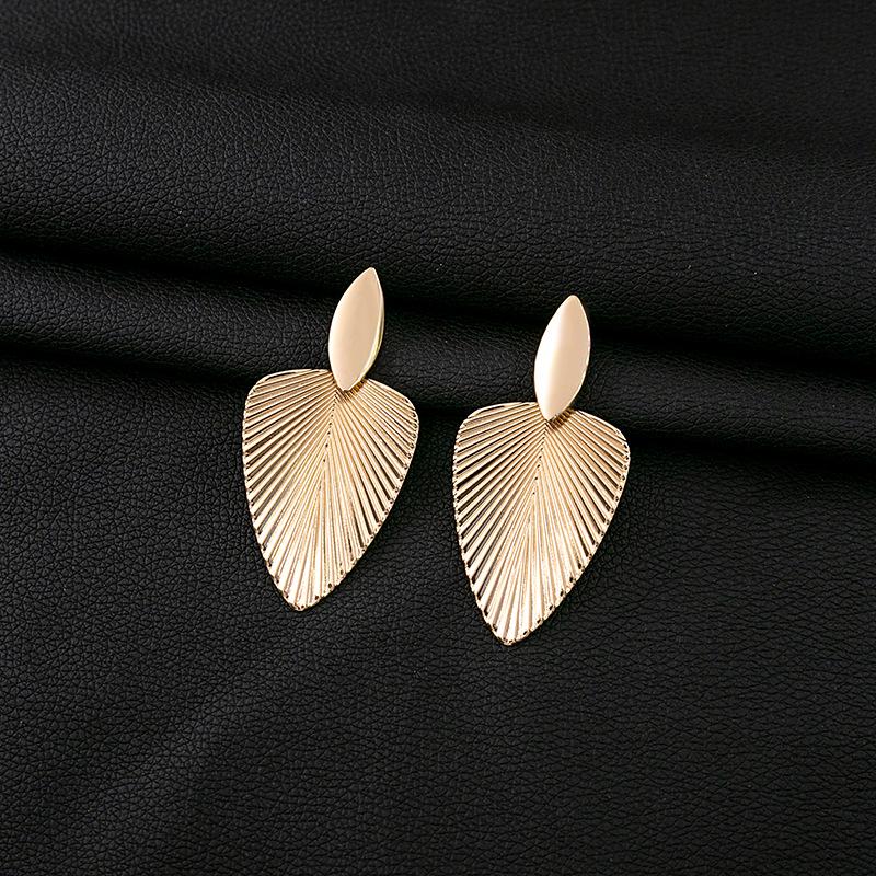 Exquisite Retro Leaf & Butterfly Ginkgo Gold Earrings: Luxurious Statement Piece