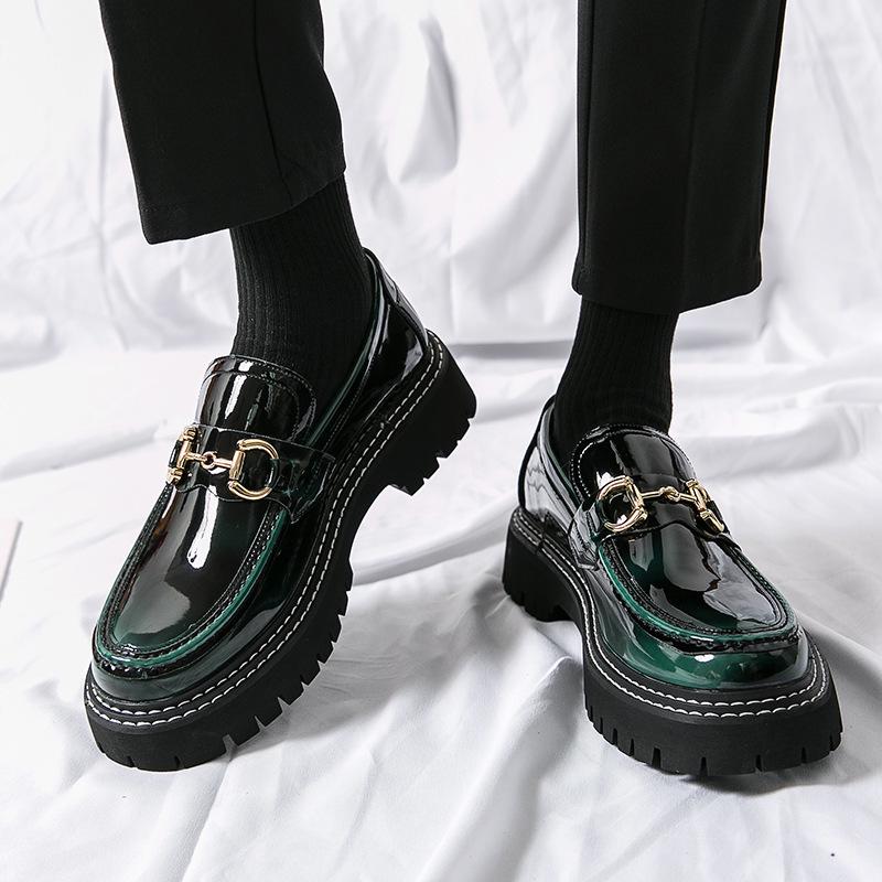 Herren Freizeitschuhe aus Leder im britischen Stil mit runder Spitze für Business und Arbeitskleidung in Schwarz. Perfekt für jugendliche Männer, die glänzende Details zu schätzen wissen.