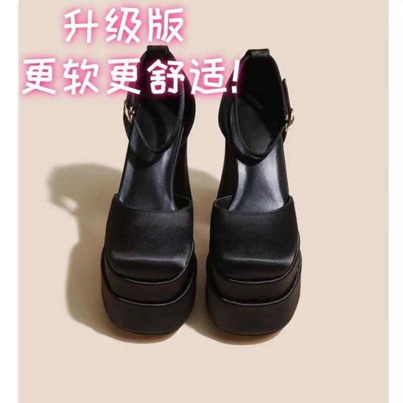 Große Größe neue Sommer dicke Ferse wasserdichte Tischtasche Kopf hohl mit Diamant-Sandalen ein Wort mit Satin-High Heels