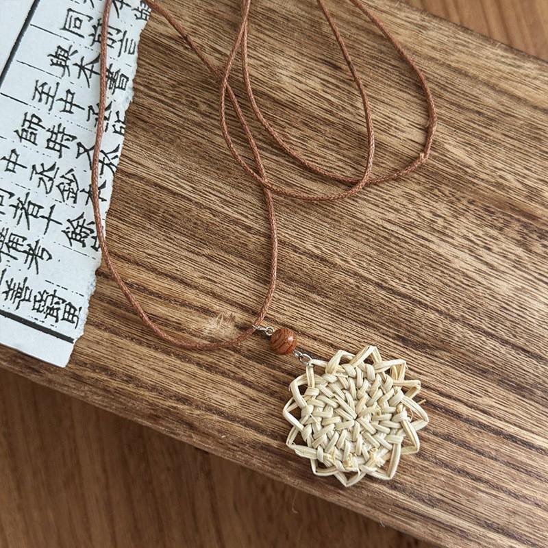 High-End Women's Retro Oval Geometric Resin Necklace