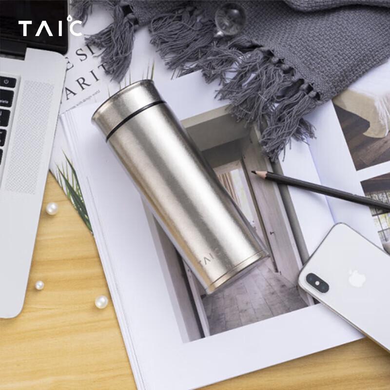 TAIC Reintitan Isolierte Wasserflasche