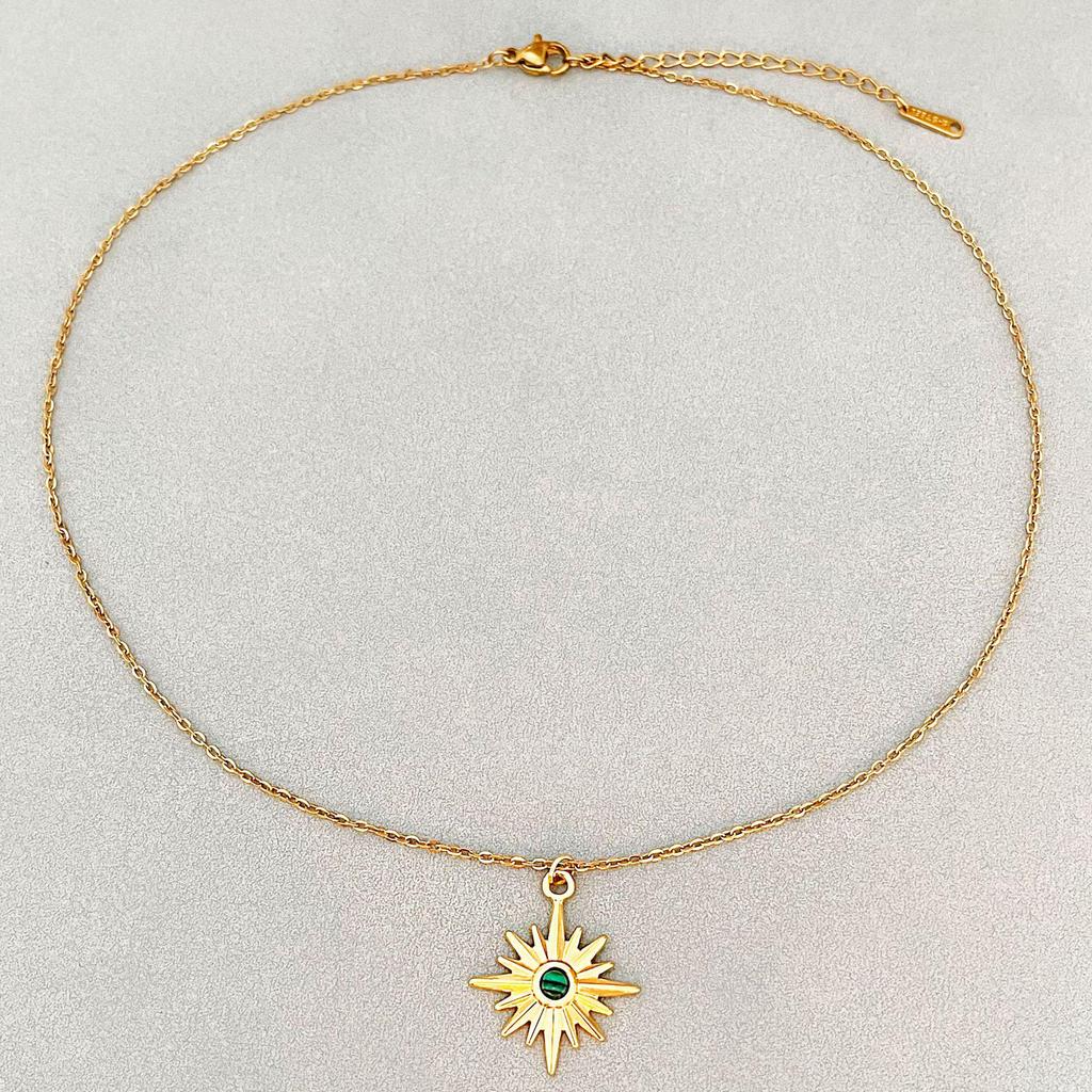 Retro Rhinestone Star Pendant Necklace - Fashionable Titanium Steel Clavicle Chain for Women