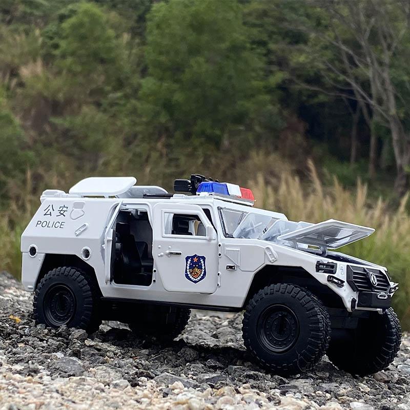 1:28 Legierung Refit Gepanzertes Auto Modell Druckguss Spielzeug Geländefahrzeug Panzer Modell Metall Polizei Explosionsgeschütztes Auto Modell Kinderspielzeug Geschenk