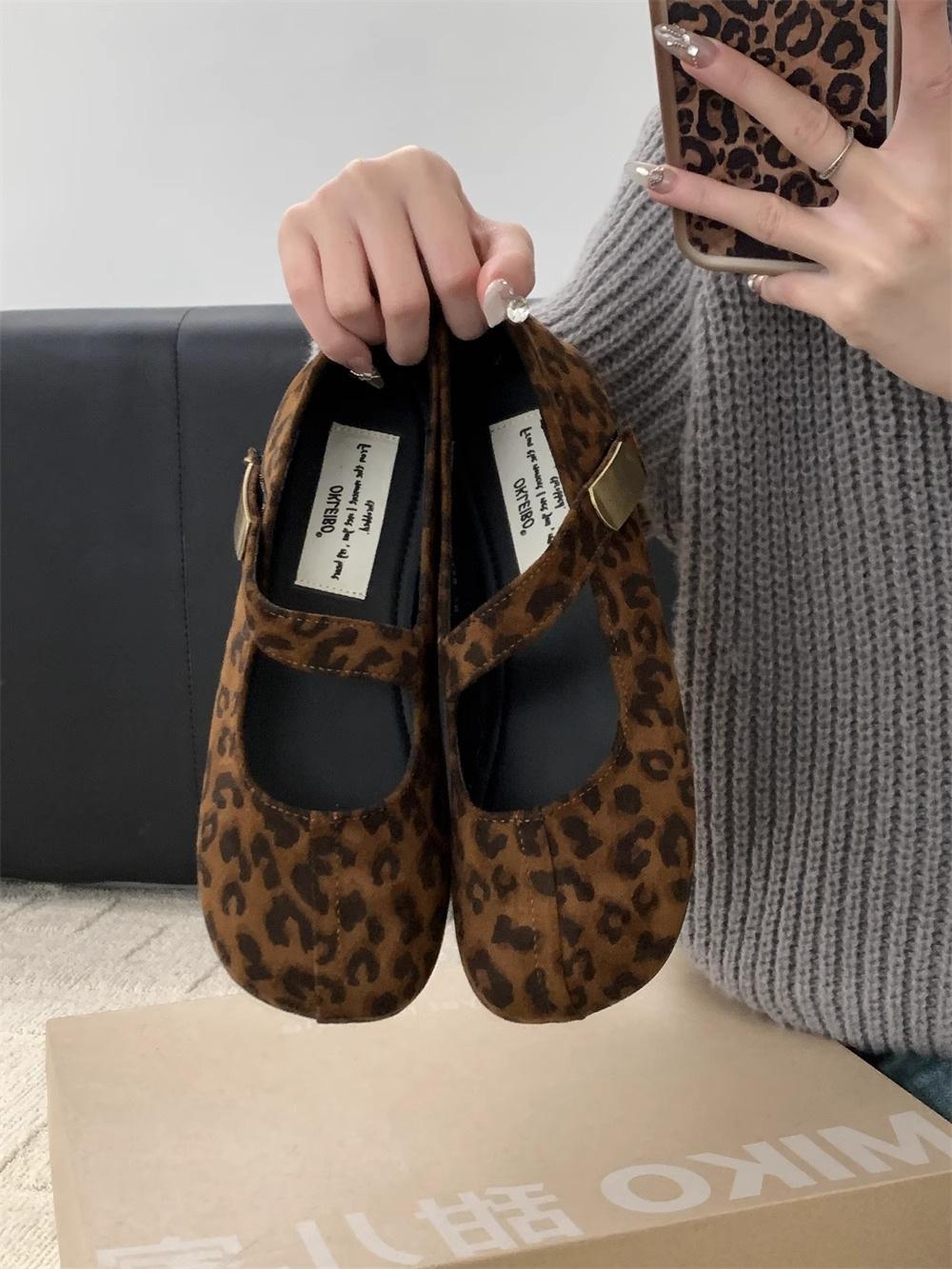 

Shallow leopard print single shoes women s 2025 spring new French retro square head thick heel one-word buckle with Mary Jane shoes tide 40 цветной печати леопарда