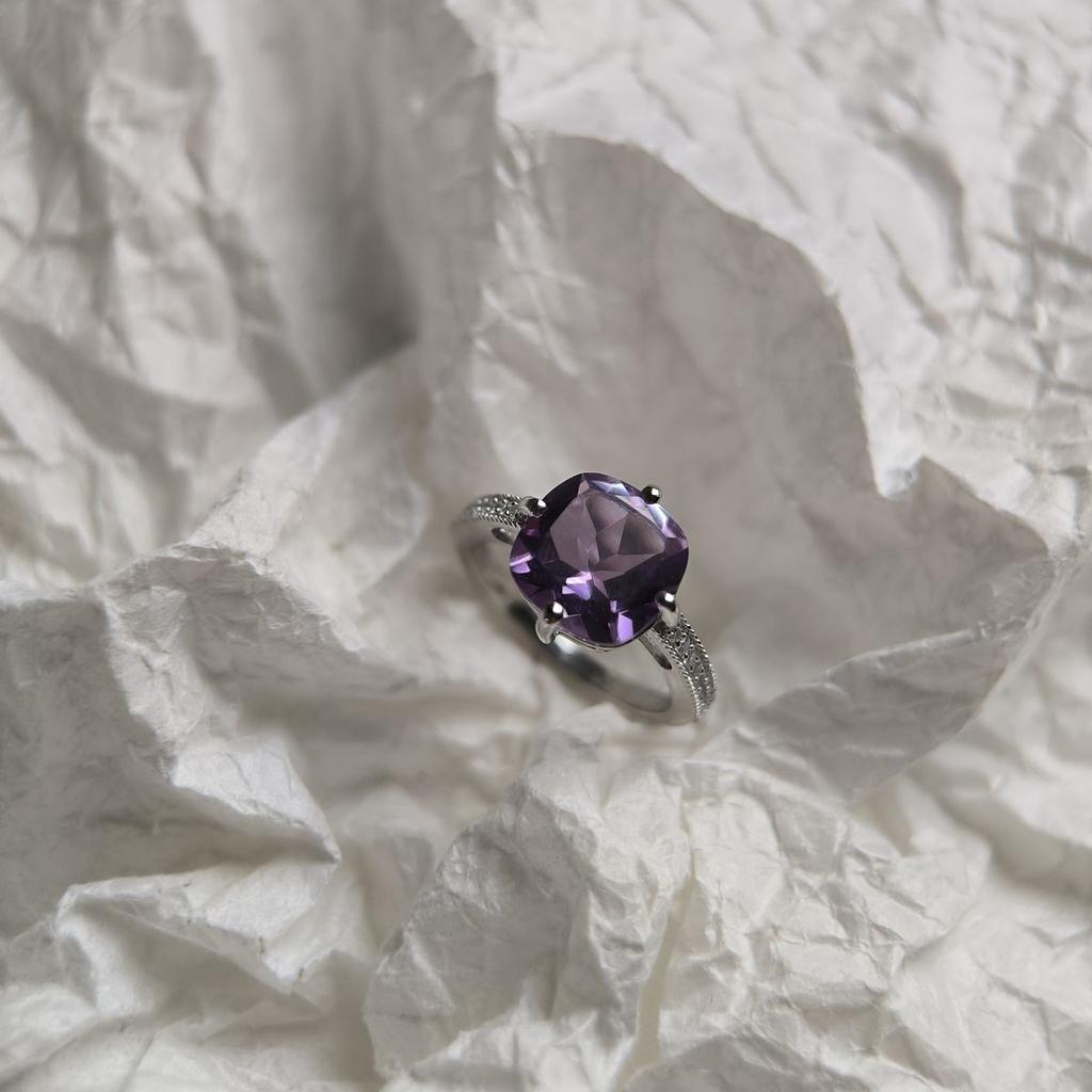 Серебряное кольцо с натуральным аметистом 3.923ct, вес изделия 3,35 гр (2178996)