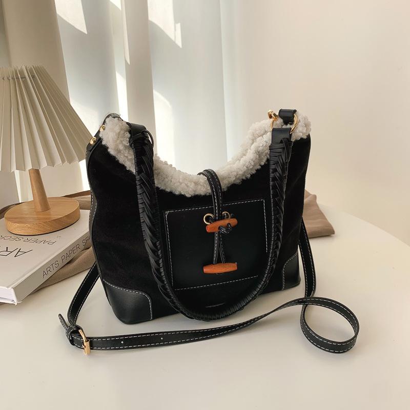 

Autumn and winter retro bag women s new popular niche matte hairy oblique span bag Korean version shoulder bucket bag чёрный