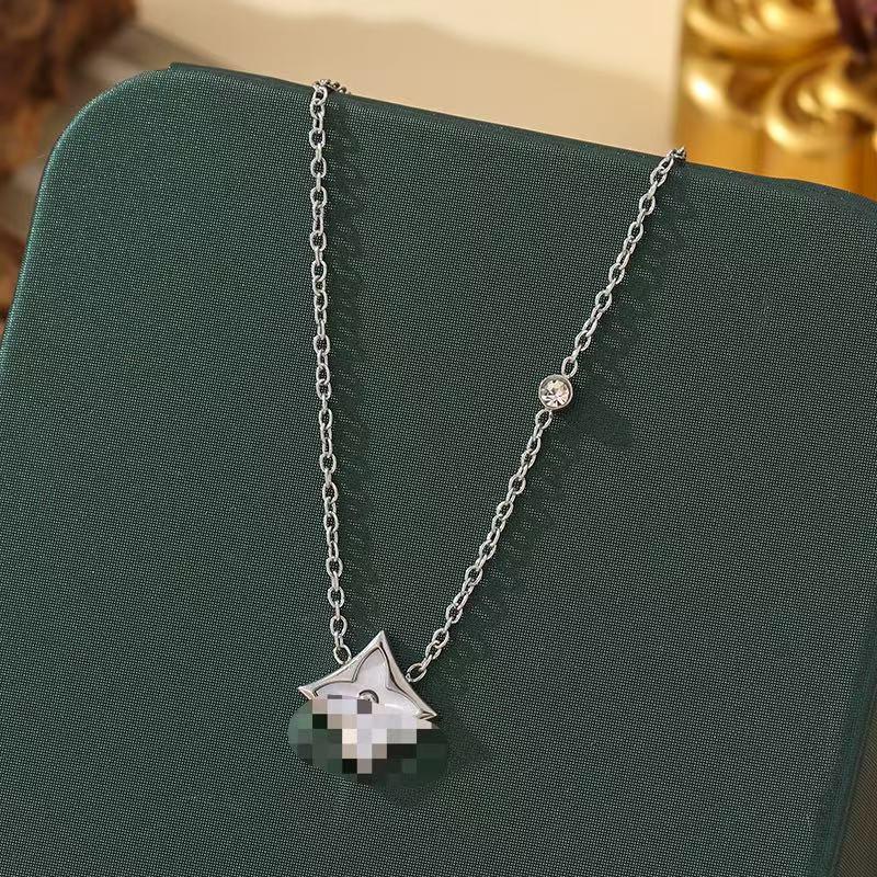 18K Gold-Plated Titanium Four-Leaf Clover Bracelet - Versatile, Non-Fading, Light Luxury Fashion with Shell Accents