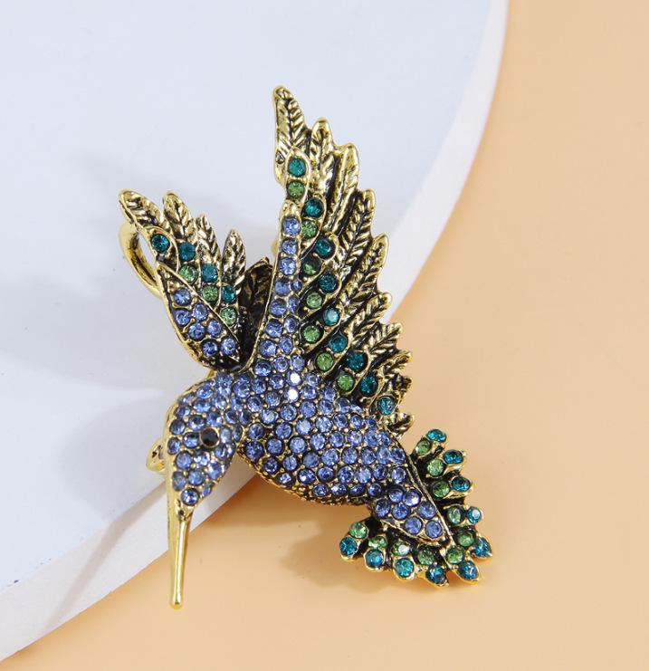 Elegant Vintage Hummingbird Brooch: Sparkling Diamond-Accent Women's Pin