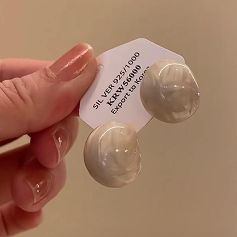 

Gentle White C-shaped Bean Stud Earrings – Minimalist Geometric Design for Women.