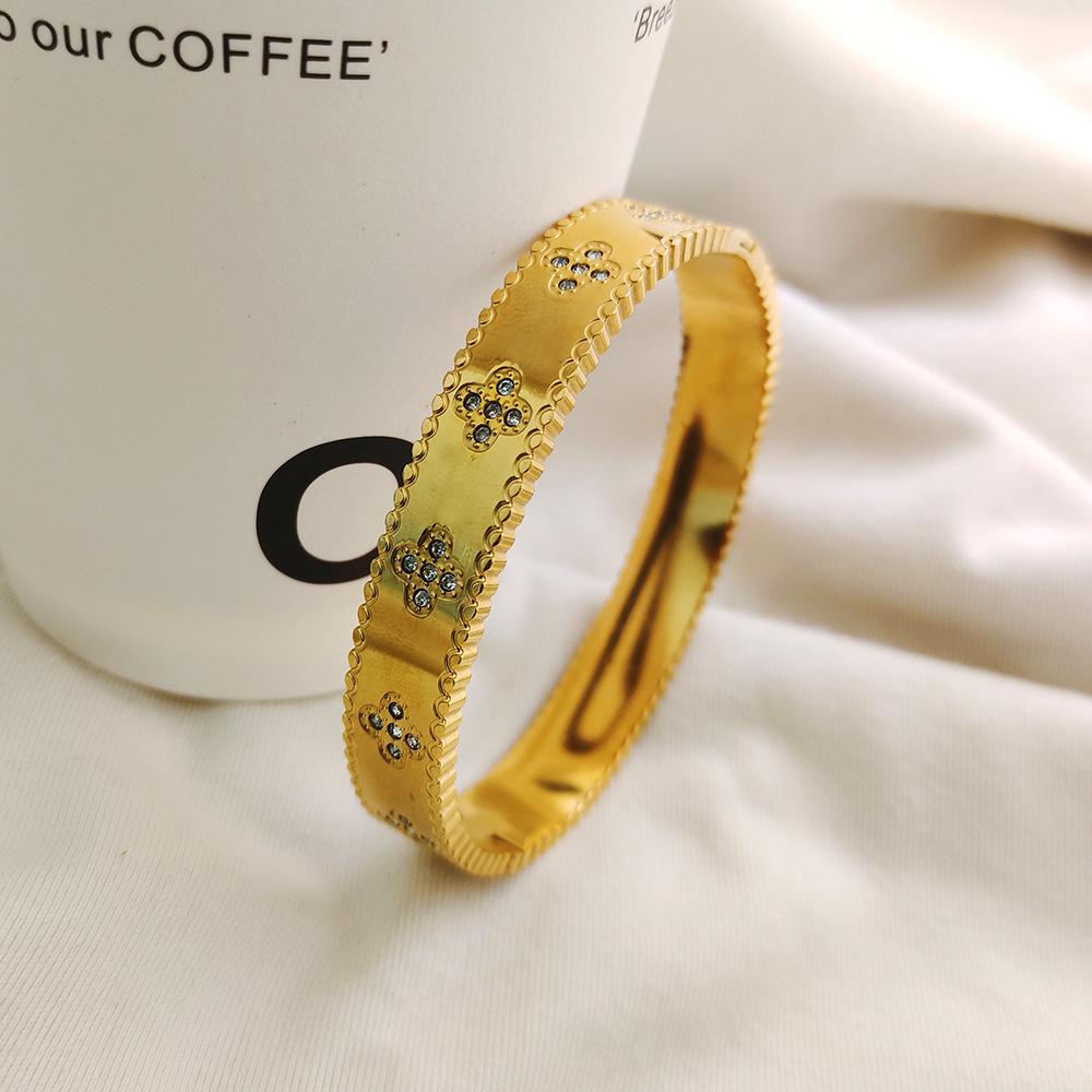 Elegant Kaleidoscope Four-Leaf Clover Bangle - Luxurious, Versatile, and Non-Fading