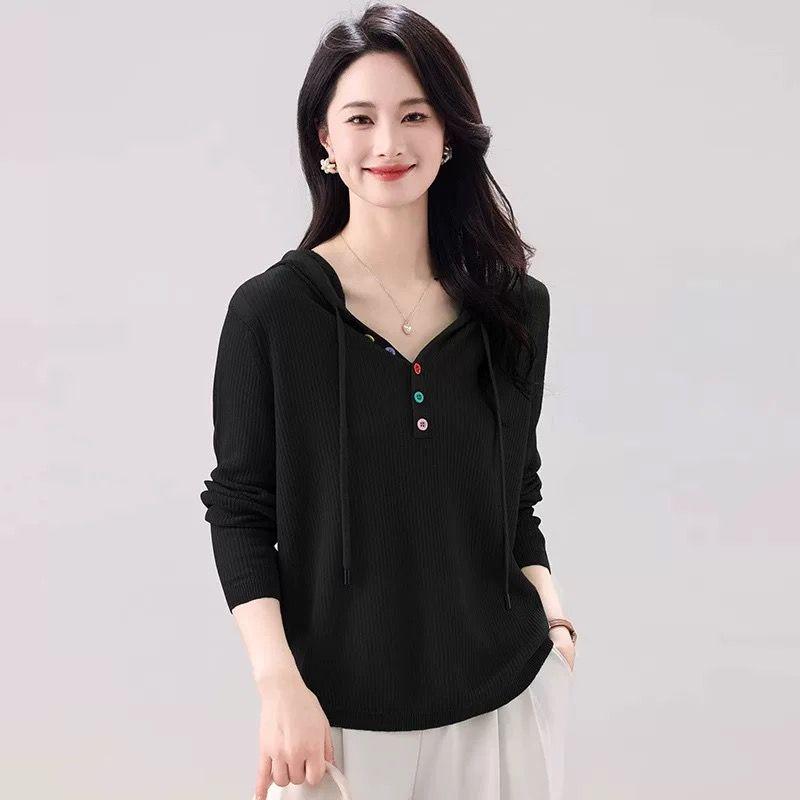 Dámský pletený svetr s kapucí a dlouhým rukávem na jaro/podzim 2025 s polorozepínacím límcem a barevnými knoflíky: Módní, Zeštíhlující a Omlazující