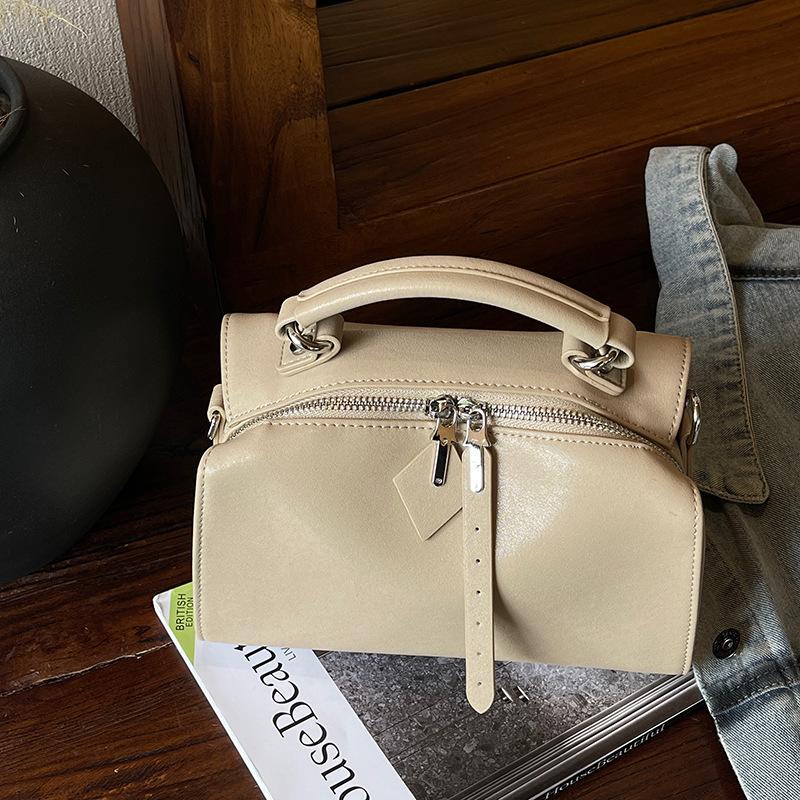 

2025 New fashion retro commuter messenger bag high-end pillow bag soft leather Boston portable small square bag 22CM