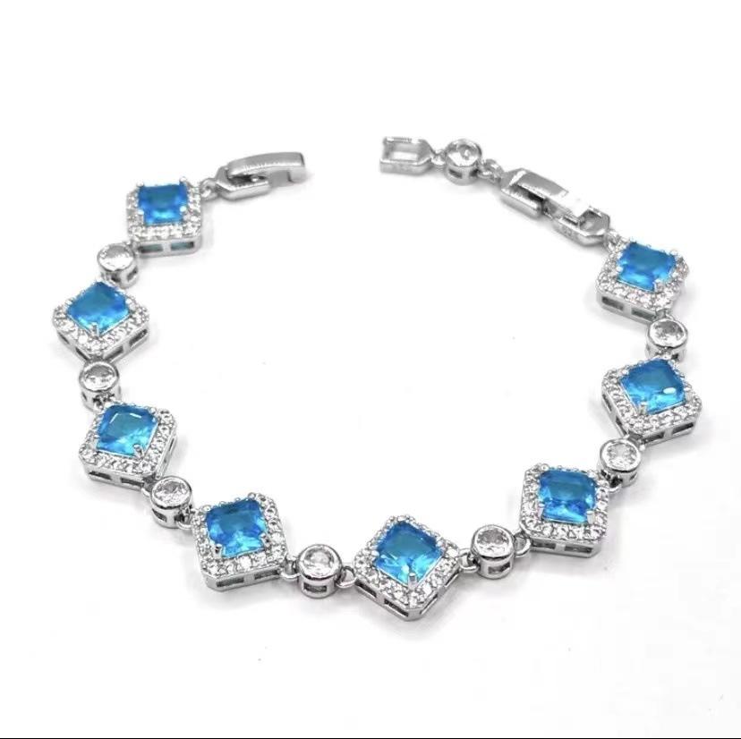 Pulseira Geométrica Quadrilateral de Zircônia com Temperamento Simples Joia de Mão Banho de Ouro em Latão