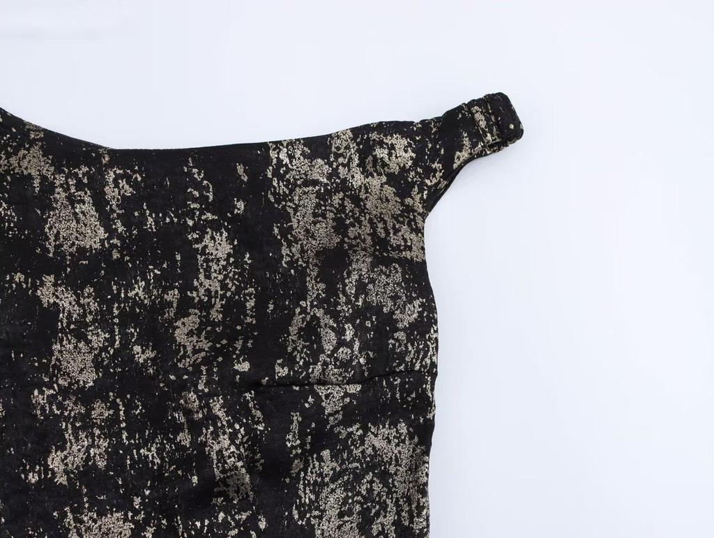 Moda damska wiosna 2025: Sukienka bez rękawów na jedno ramię w stylu europejskim i amerykańskim, z marszczeniem w talii i hot stampingiem.