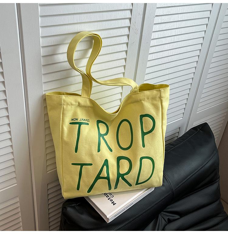 

Korean version of casual contrasting color canvas bag women s 2025 new letter shoulder bag student commuting simple versatile handbag жёлтый