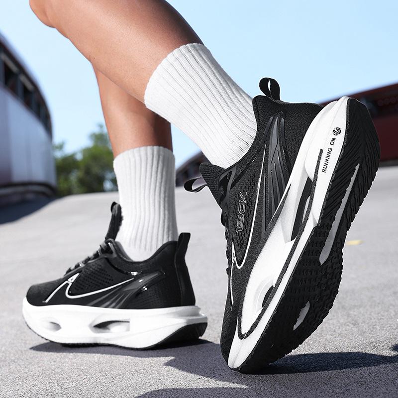 2025 new flying wing breathable shock-absorbing running shoes summer youth racing carbon board lightweight men's and women's sports shoes
