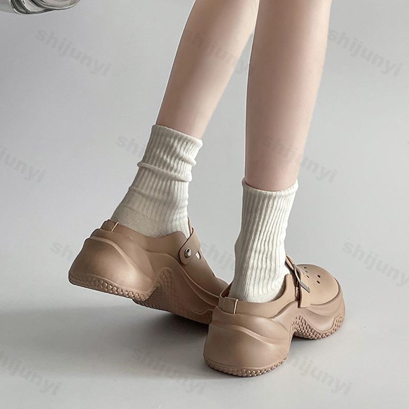 Fashion Fashion Versatile Casual Thick Soled Hole Slippers for Women Spring 2025 New Comfortable Buckle Designed Non Slip Chunky Sandals