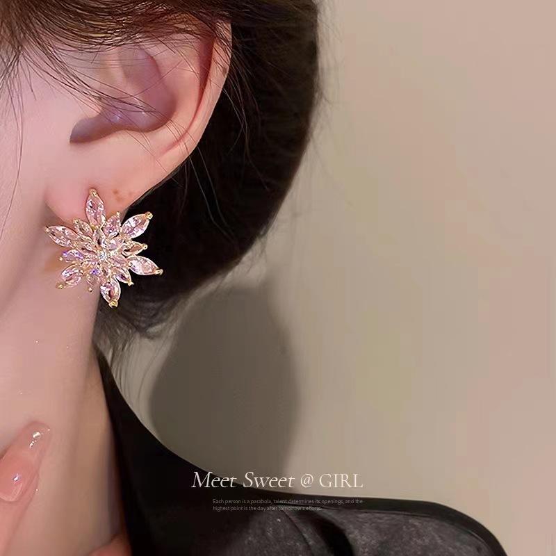 Boucles d'oreilles en cristal de super fée, entièrement en diamant, boucles d'oreilles exquises et polyvalentes, déesse du tempérament, personnalité, luxe léger