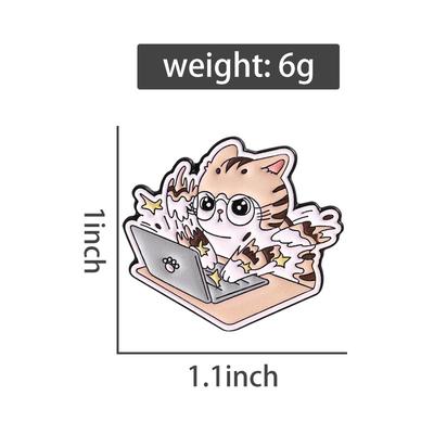 Fleißige Katze Arbeitende Emaille-Anstecknadeln Cartoon Kätzchen Computer Broschen Reversabzeichen Kleidung Niedliches Tier OL Schmuck Geschenk für Freunde