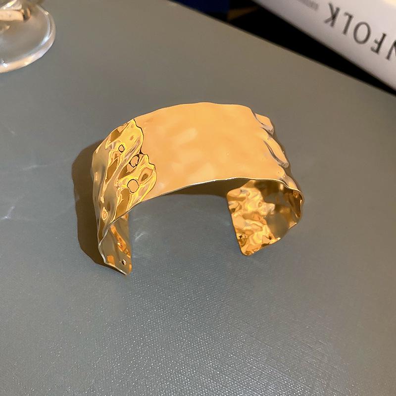 European Cold Style High-End Metal Pleated Bangle: Luxury Women's Temperament Bracelet