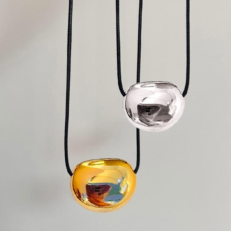 Modische Metall Oval Anhänger Halskette Damenmode Schlüsselbeinkette Schmuck Handgefertigt PU Lederkordel Halskette