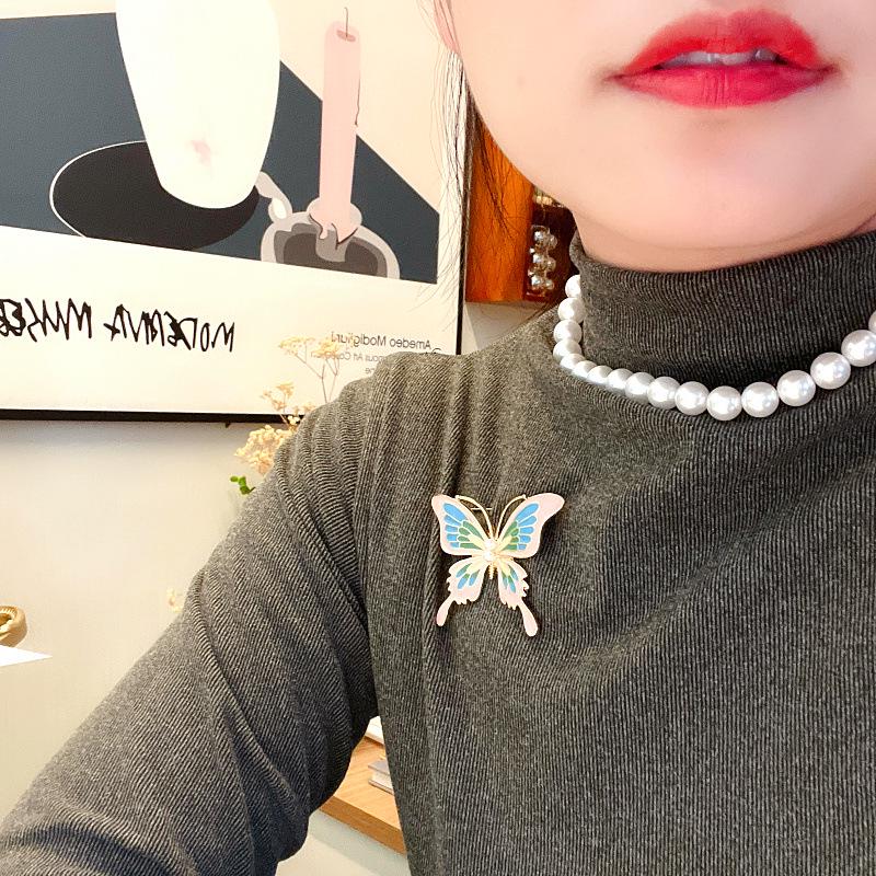 Elegant Retro Butterfly Brooch with Pearl Accent