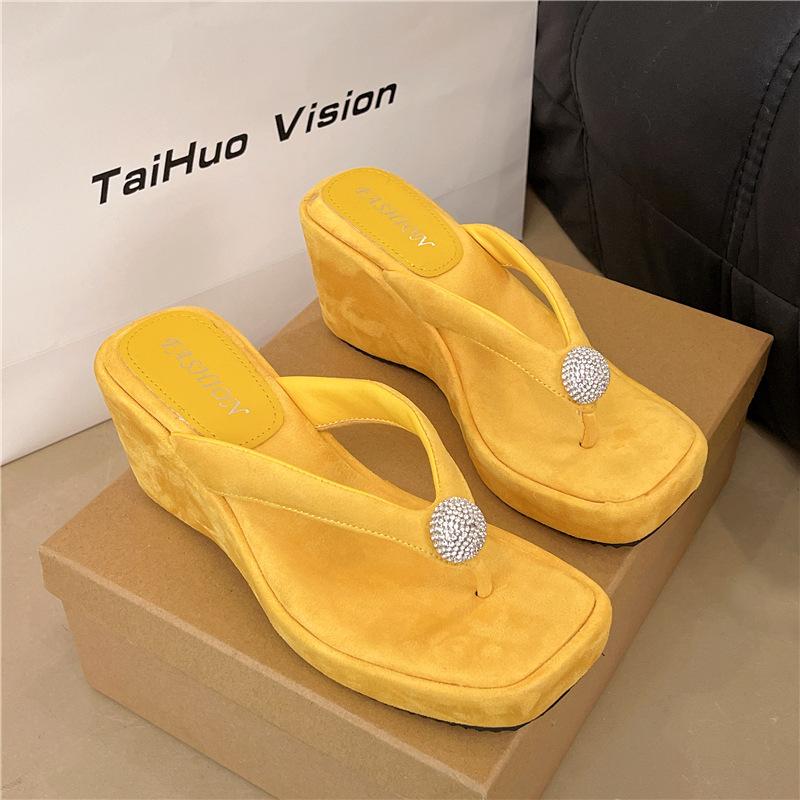 Retro heightened thick-soled flip-flops shoes for women's outer wear 2025 summer new beautiful slope heel cool slippers