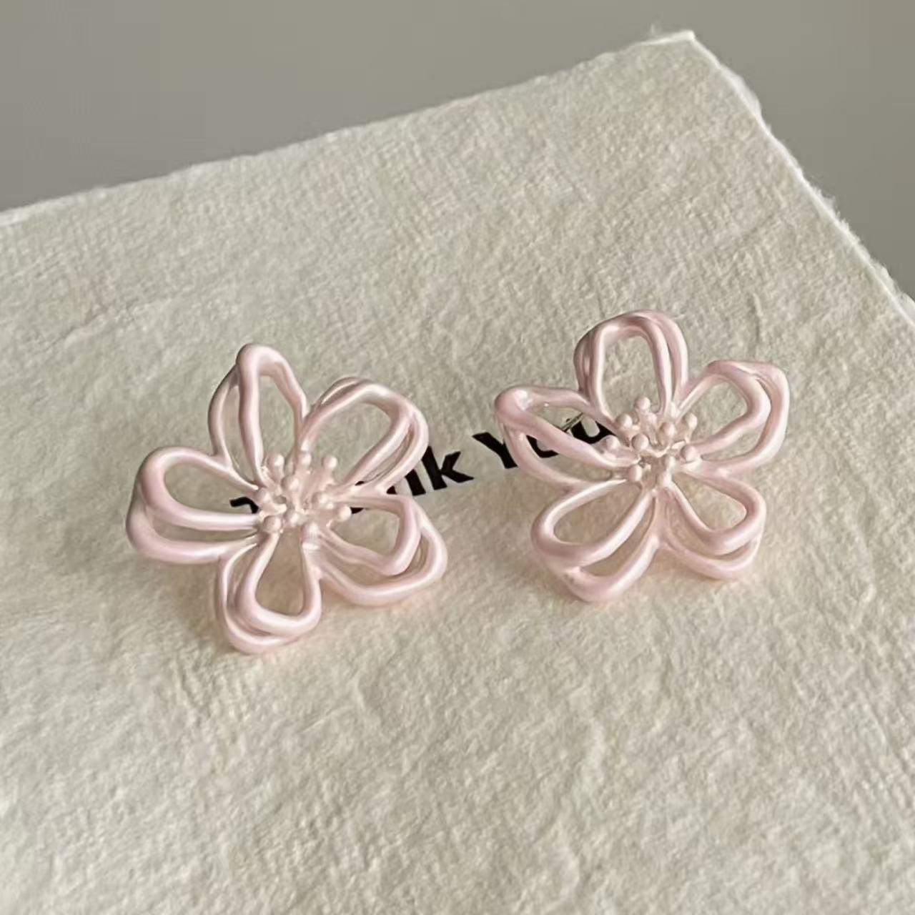 Pink Hollow Flower Stud Earrings: Trendy, Versatile, and High-End Niche Design розовый
