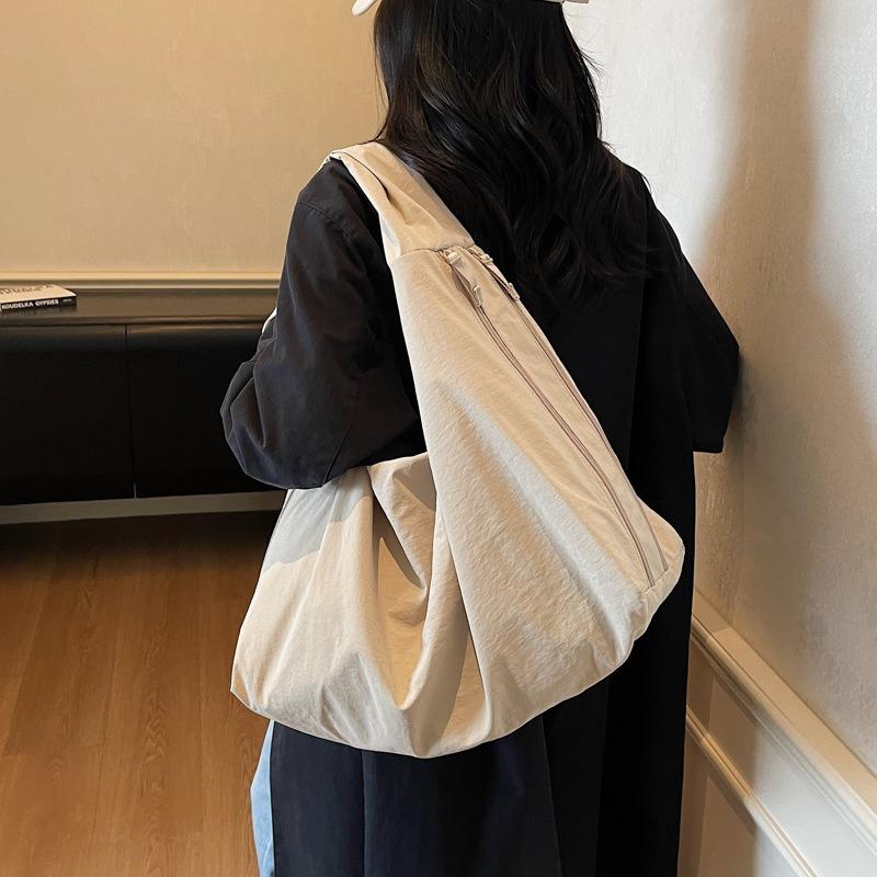 Fashion casual simple commuter tote bag new trend solid color shoulder armpit bag